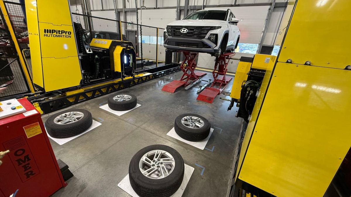 Robot PitPro Ganti Empat Ban Mobil Kurang dari 15 Menit, Mulai Bertugas di Kanada