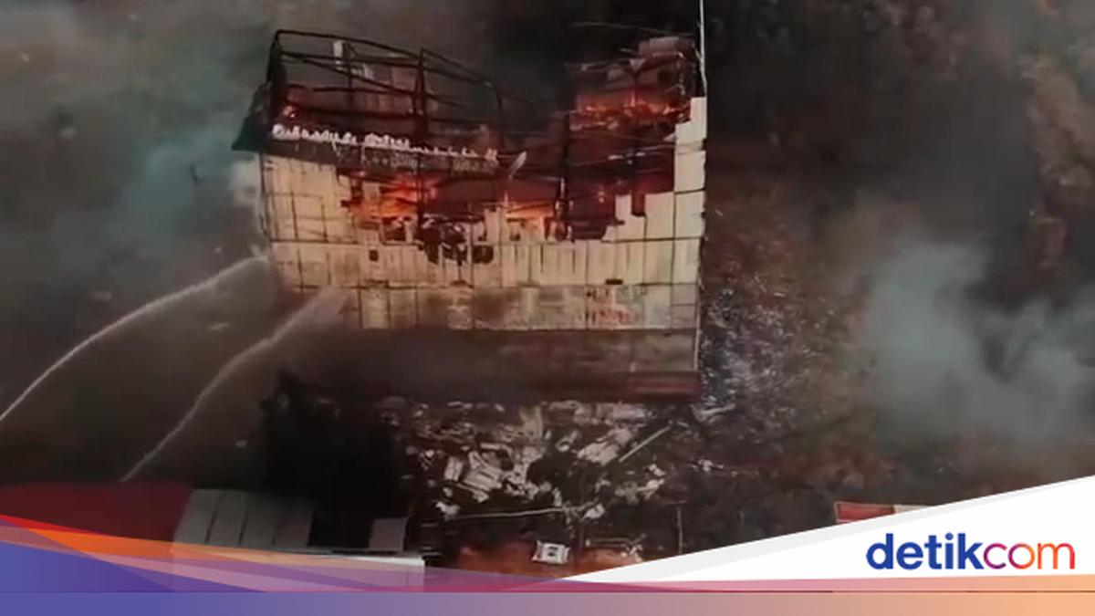 Karhutla Anjir Kapuas Merembet ke Rumah Warga dan Sarang Walet, Pemadaman Terkendala Minim Air