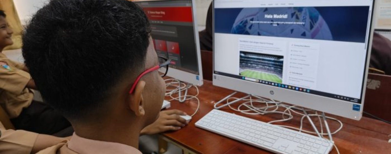Siswa Kelas 9F MTsN 2 Kota Jambi Rancang Kode HTML Tampilan Blog Berbantuan Gemini AI dan ChatGPT
