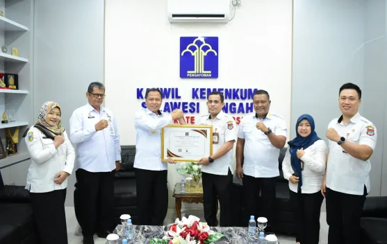 Kanwil Kemenkum Sulteng Beri Penghargaan ke Mitra Kerja Pendukung Layanan AHU di Palu