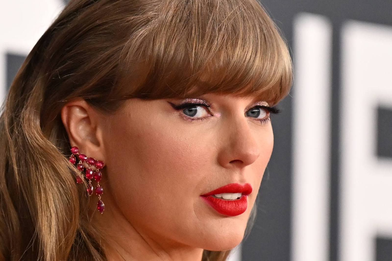 Taylor Swift Rilis Video Patient Zero, Dibintangi Dakota Johnson