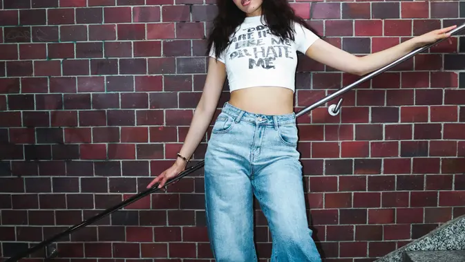 Gaya Modis Anak Jaksel: 5 Item Fashion Wajib untuk Ibu Muda