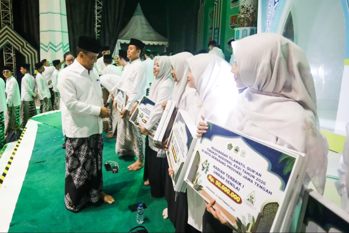 Gubernur Ahmad Luthfi Serahkan Bonus Rp 50 Juta hingga Umroh ke Kafilah MTQ Jateng Juara II Nasional