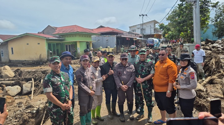 Kajati Sumbar Serahkan 1,5 Ton Beras untuk Korban Galodo Arosuka, Dirikan Posko dan Dapur Umum