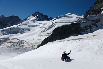 Snow Tubing di Jungfraujoch Swiss, Wisata Salju di Ketinggian 3.454 Mdpl