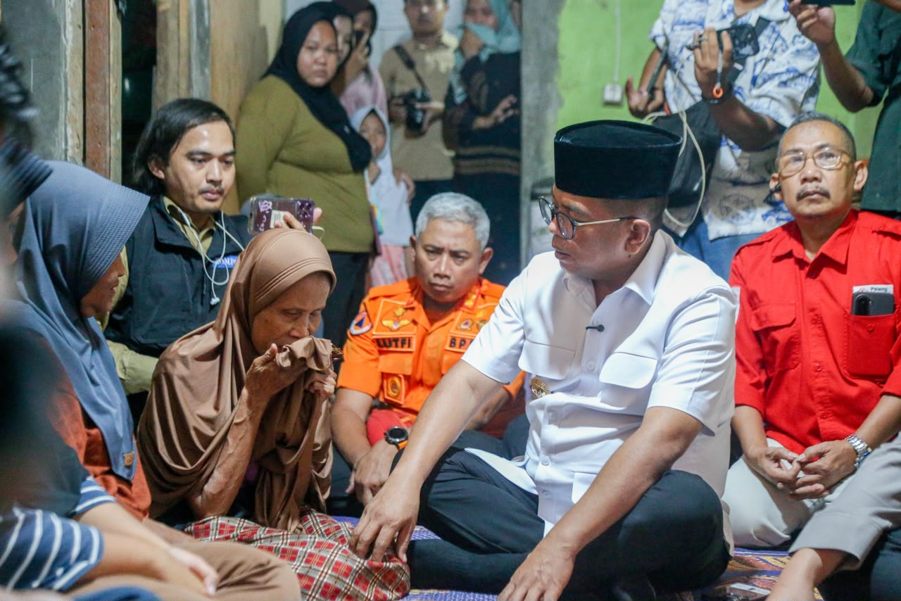 Gubernur Banten Andra Soni Datangi Rumah Duka Surakman di Carita Pandeglang, Jenazah ABK KM Arupadhatu I Tiba Kamis Pagi