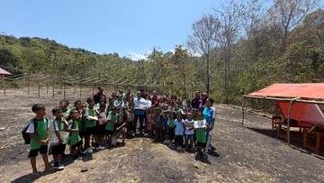 Artha Graha Peduli Kirim Terpal dan Buku ke Sekolah Darurat Pulau Longos