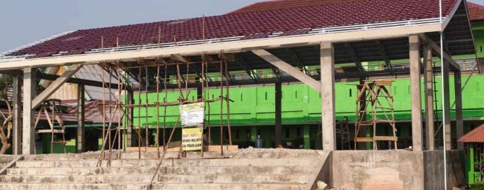 Atap Panggung Kreasi MTsN 2 Kota Jambi Mulai Menutup, Siswa Antusias Menanti Rampung