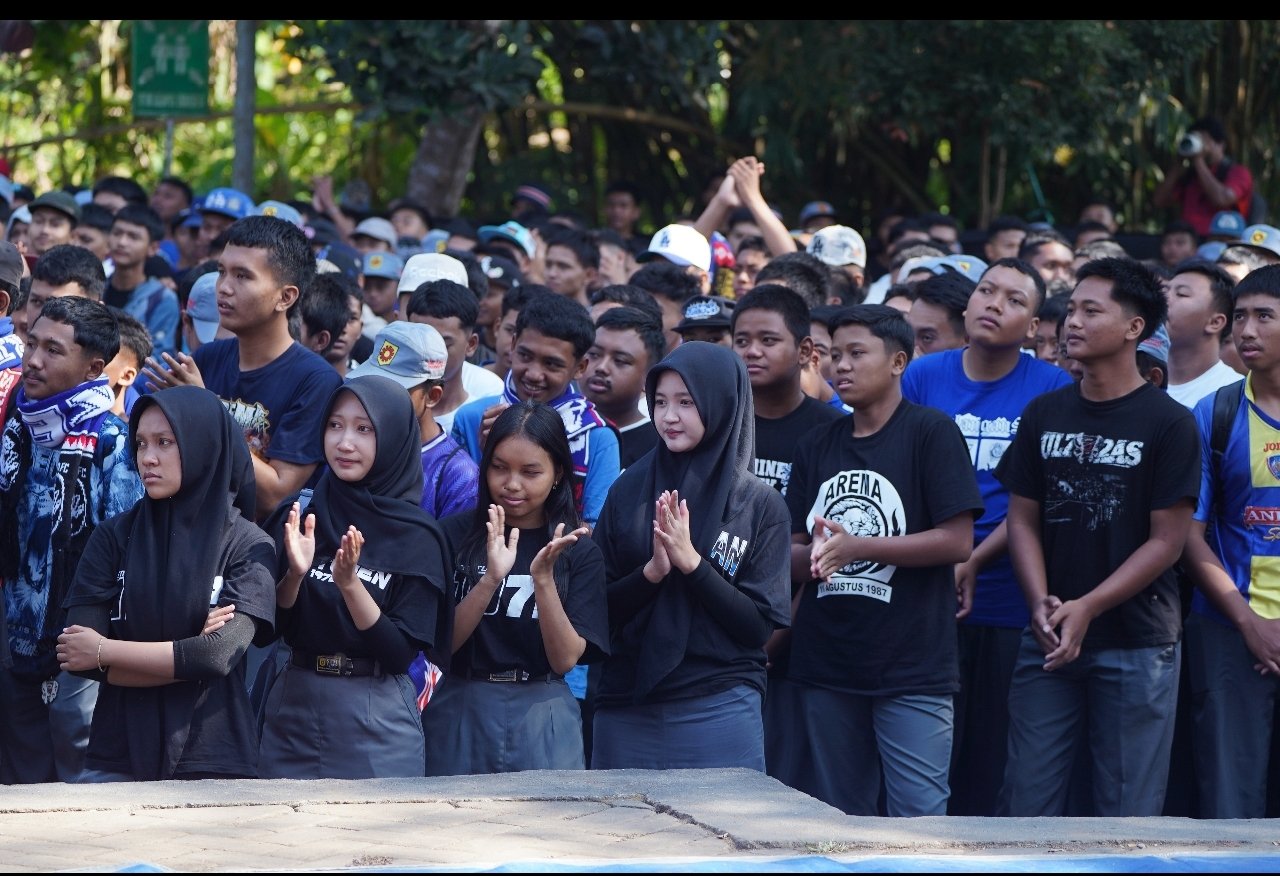 Arema Goes to School Sapa 1.500 Pelajar SMK Turen, Bung OT Tantang Ciptakan Chant