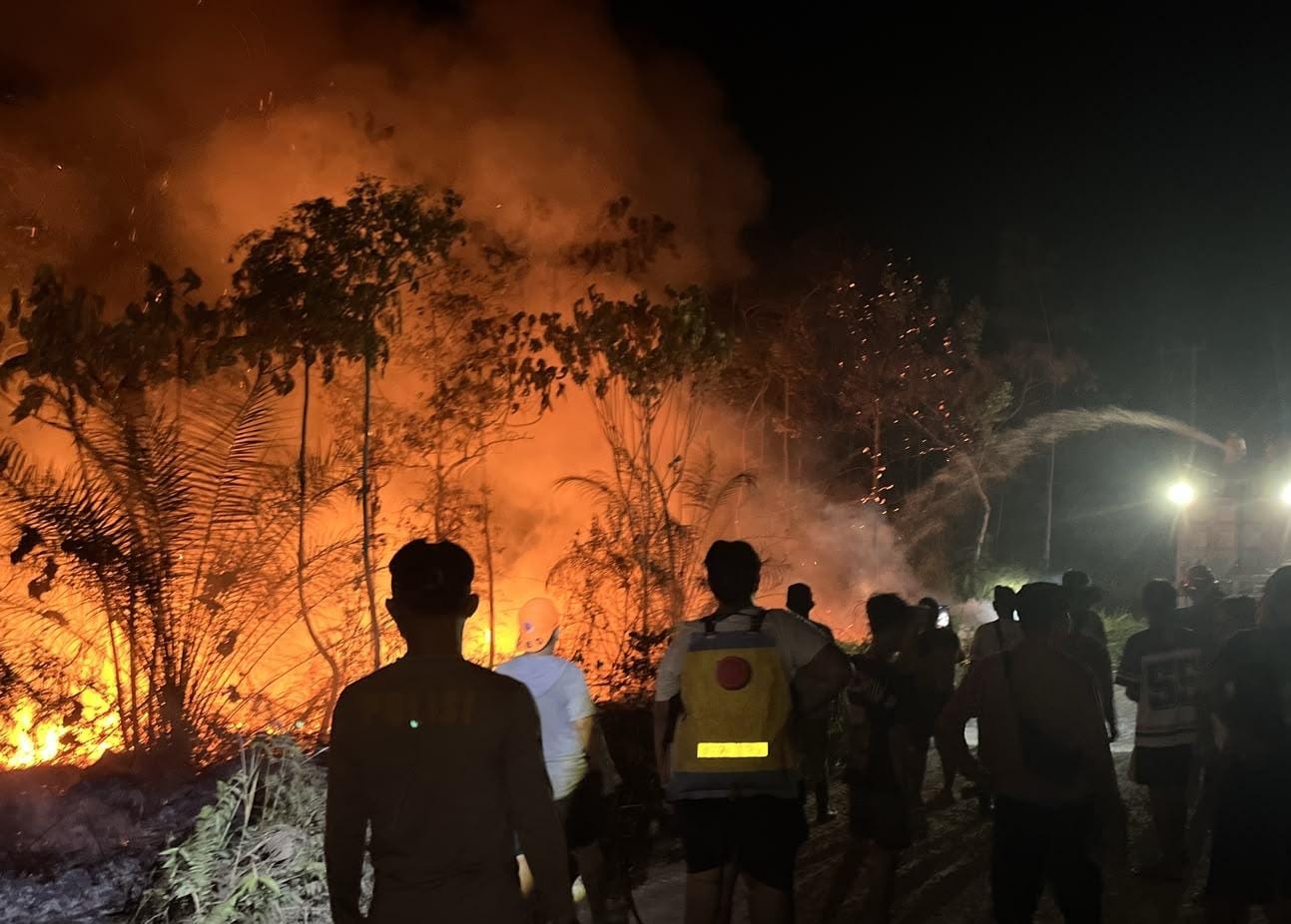 Karhutla 10 Hektare di Perbatasan Kubar Padam, Tim Gabungan Bertahan hingga Pukul 03.00 Dini Hari
