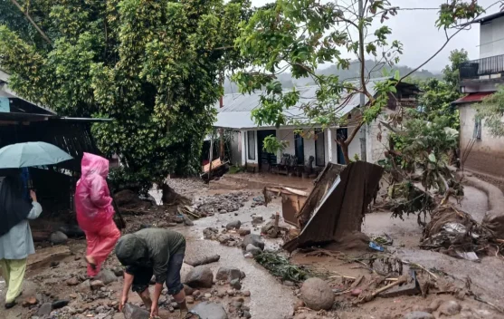 Banjir Bandang Terjang Nagari Batang Barus Solok, 100 Rumah Rusak dan Akses Padang-Solok Putus