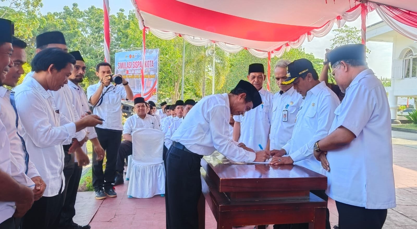 61 Cakades di 21 Desa KSB Ikrar Deklarasi Damai Pilkades, Bupati: Perangnya Perang Program