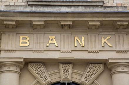 BRI Danareksa Soroti Risiko Kredit Konsumer, Pilih Bank Eksposur Rendah