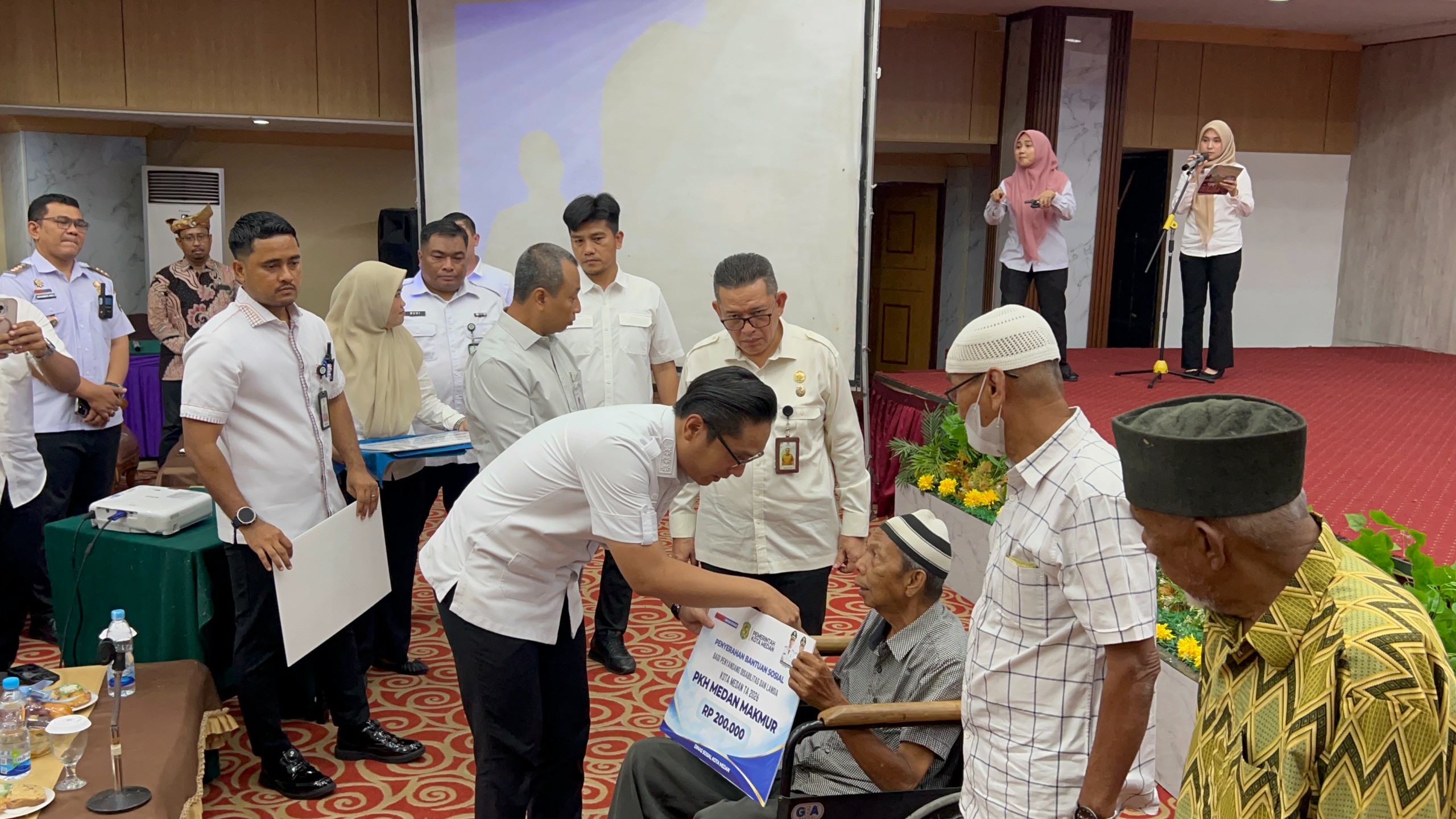Pemkot Medan Salurkan PKH Medan Makmur, 10.000 Lansia dan Disabilitas Terima Rp800.000 Per Orang