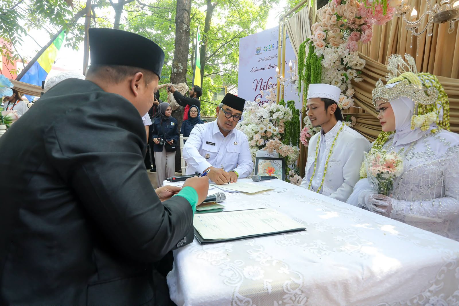 15 Pasangan Nikah Massal di Hari Jadi Kota Bandung ke-216, Dapat Kado Bulan Madu Hotel Berbintang