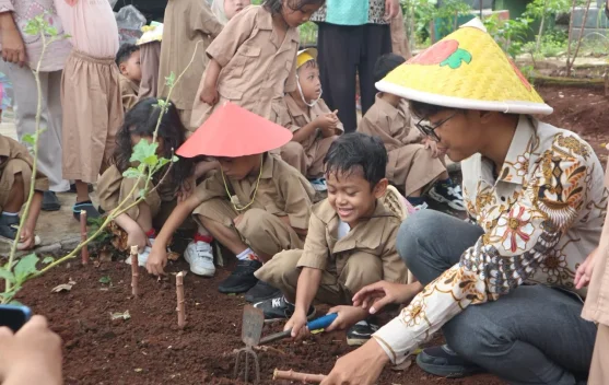 Siswa TK Siti Maryam Depok Tanam Singkong dan Kacang di Kebun Sekolah, Peringati Hari Tani Nasional 2026