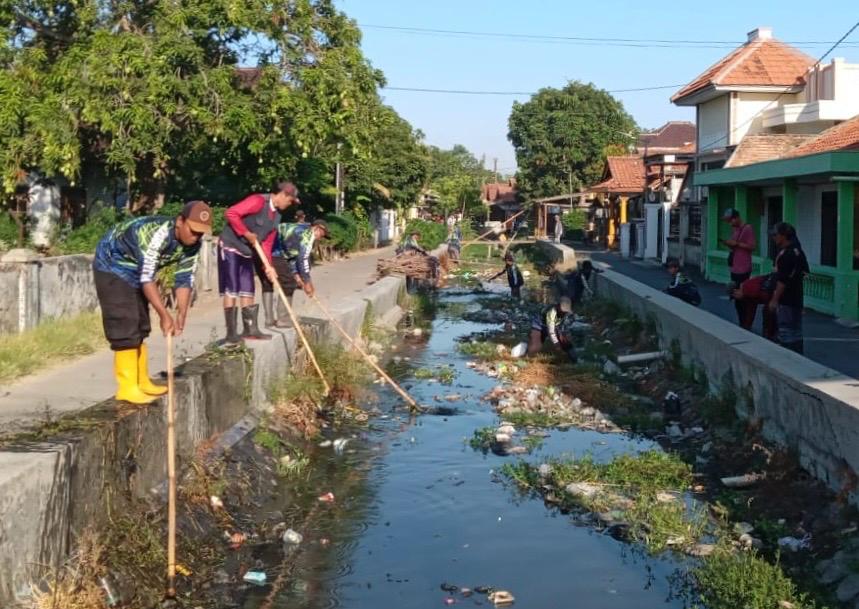 Mahasiswa KKN Universitas Alma Ata Bersihkan 300 Meter Sungai Krandon Tegal, Libatkan 12 Instansi