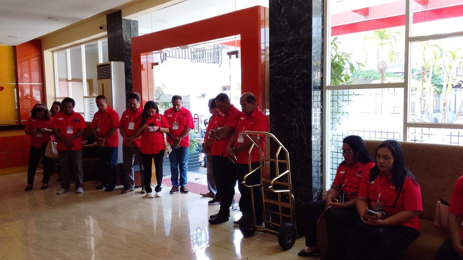 Kontingen DPC PDI Perjuangan Sangihe Bertolak ke Tondano Ikuti Pelantikan PAC se-Sulawesi Utara
