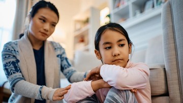 8 Kebiasaan Anak Kurang Kasih Sayang Sejak Kecil yang Perlu Ibu Kenali