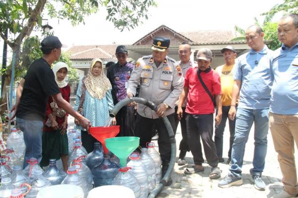 35 Wartawan dan Polda Jateng Salurkan 16 Ribu Liter Air Bersih ke 135 KK di Jabungan Semarang