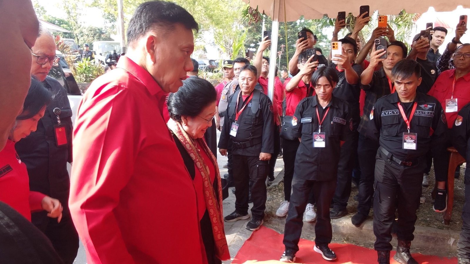 Megawati Soekarnoputri Tiba di Tondano, Olly Dondokambey Satu Mobil Bersama Ketua Umum PDI Perjuangan