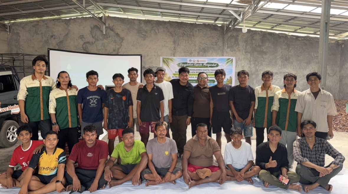 Tim PKM FEB Unkhair Edukasi 20 Petani Kelapa Galela Olah VCO dan Briket, Tak Jual Kopra Saja