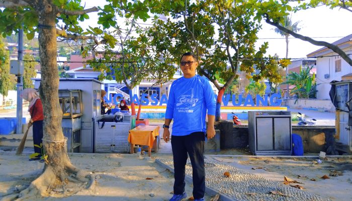 Dinas Kominfo Majene Bersihkan Taman Kota dan Pesisir Pantai Lewat Gerakan Mapaccing