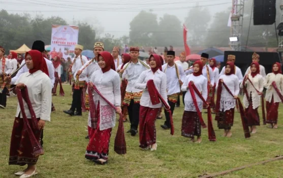 Ribuan Warga Ikuti Nyambai Bersama di Liwa, Warnai Puncak HUT ke-35 Lampung Barat