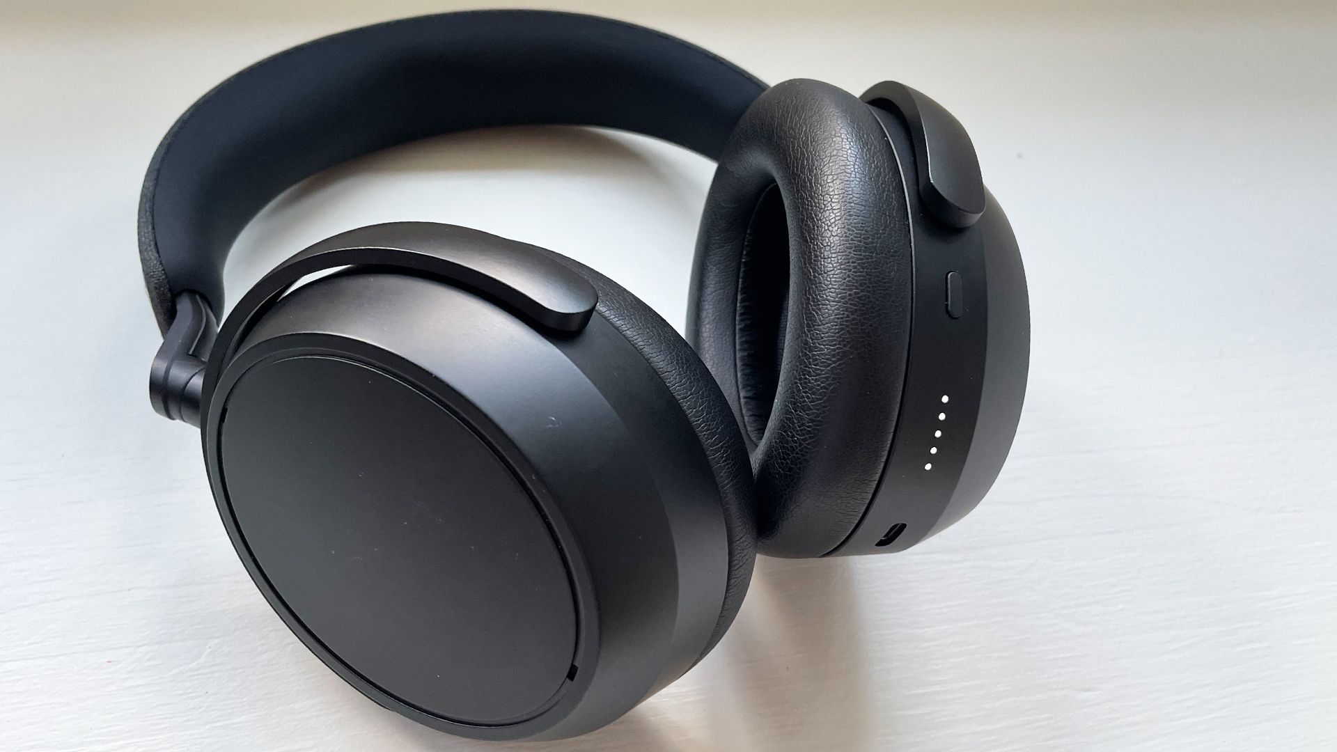 Headphone ANC Berdengung saat Jalan? Coba Bersihkan Grid Mikrofonnya
