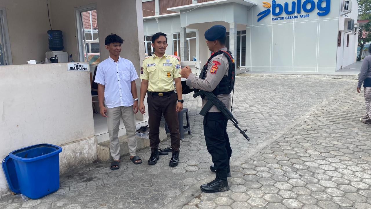 Brimob Kaltim Patroli Dialogis di Tanah Grogot Paser, Sambangi Kantor Bulog dan Permukiman Warga