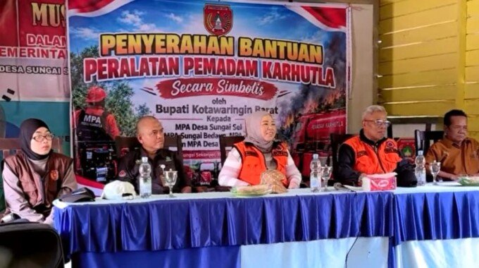Bupati Kobar Nurhidayah Cek Posko Karhutla Sungai Sekonyer, Serahkan Logistik ke Warga dan Petugas