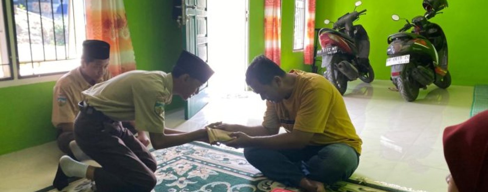 OSIM MTsN 2 Kota Jambi Serahkan Bantuan Duka Cita untuk Keluarga Siswi Susanti