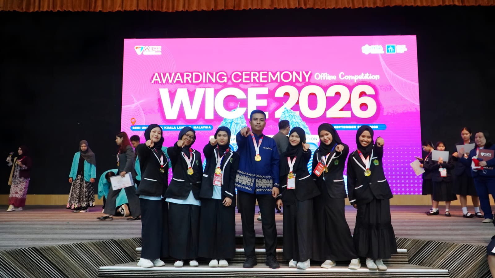 6 Siswa MAN Karo Raih Gold Medal WICE 2026 Malaysia Lewat Pakan Ikan ECORED dari Eceng Gondok Danau Toba