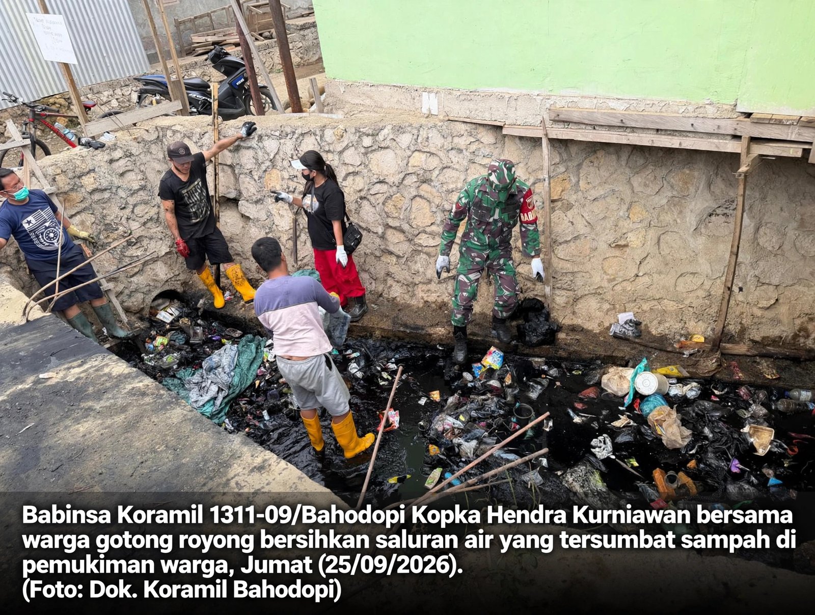 Babinsa Koramil Bahodopi Bersama Warga Morowali Bersihkan Saluran Air Tersumbat Sampah