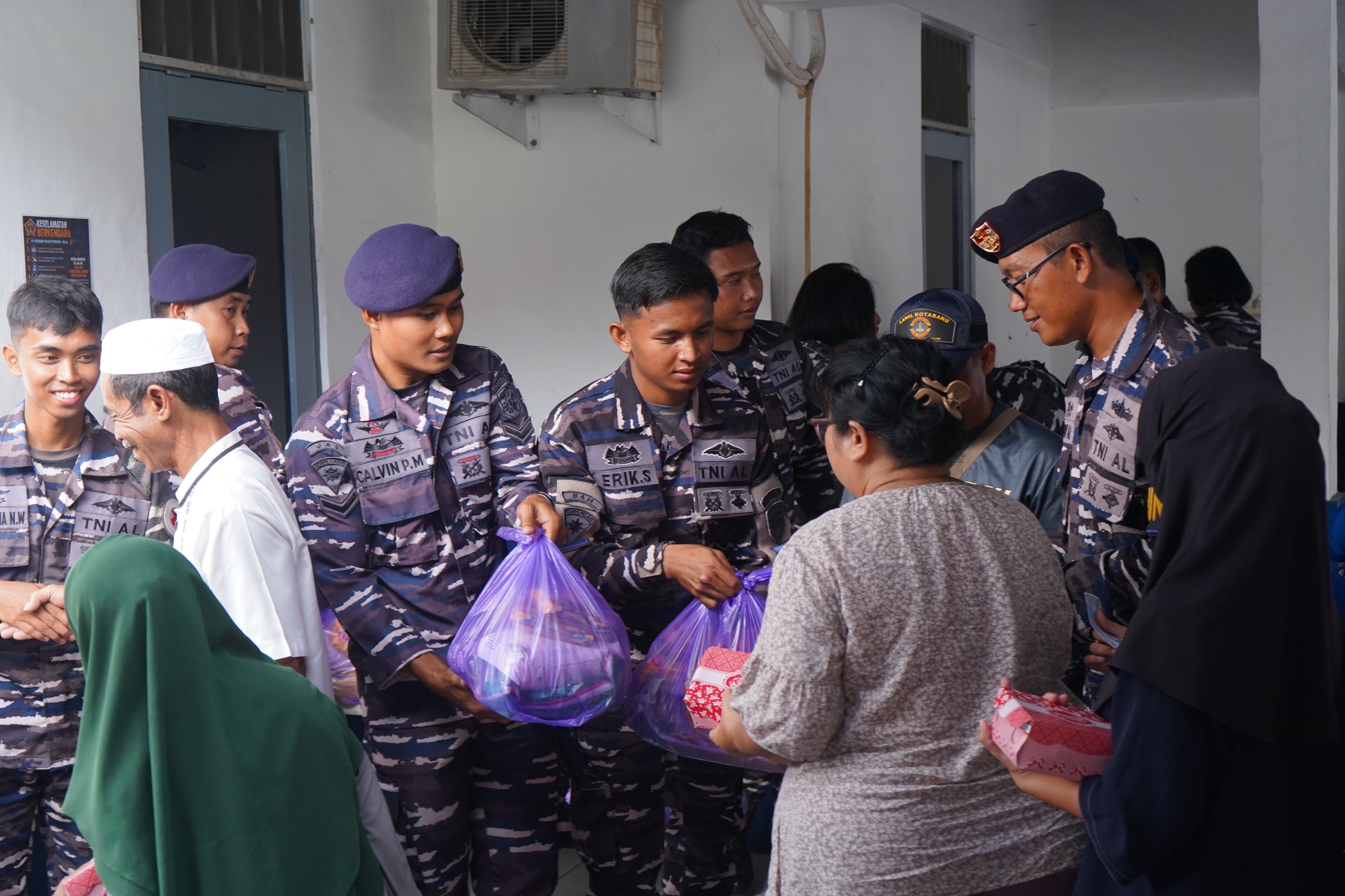 Lanal Kotabaru Bagikan Puluhan Paket Sembako ke Warga Pulau Laut Utara di HUT ke-81 TNI
