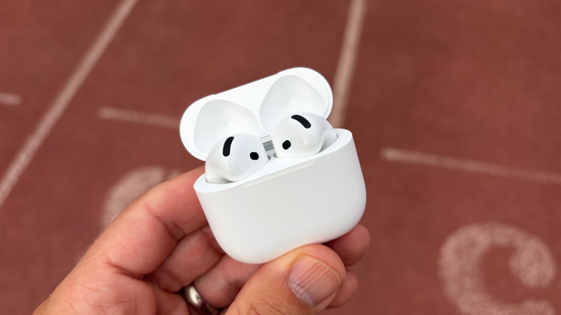 Review Apple AirPods 5 untuk Lari: Suara Bagus, Tapi Cek Dulu Pas di Telinga