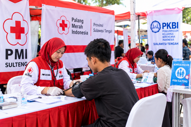 PMI dan PKBI Sulteng Gelar Layanan Kesehatan Gratis di Lapangan Imanuel Palu, Cek Darah hingga Konsultasi Kulit