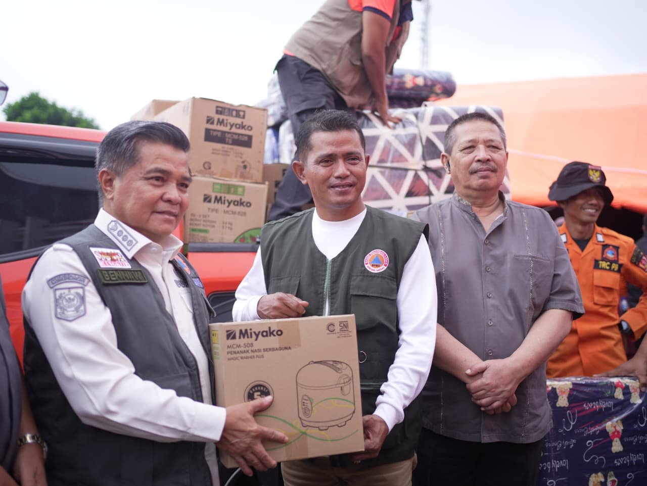 Bupati Agam Serahkan Rp75 Juta dan Sembako untuk Korban Galodo Arosuka di Kabupaten Solok
