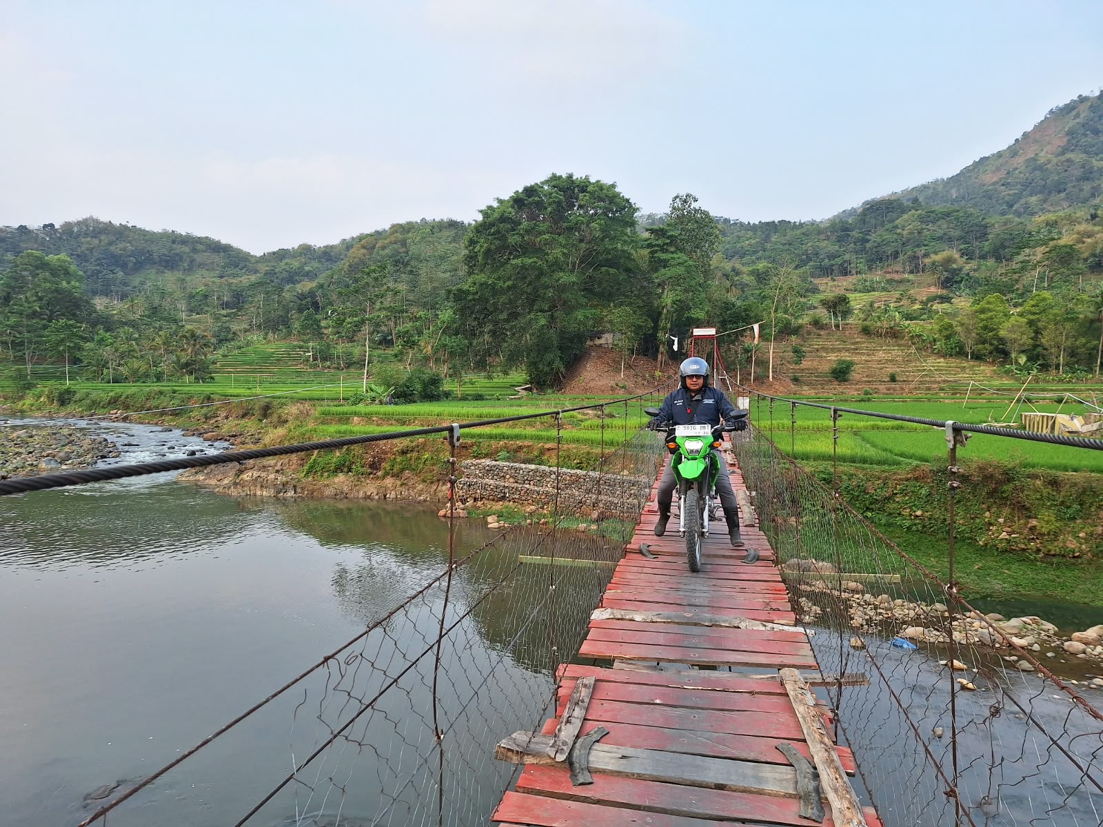 Mantri BRI Angga Sumitra Tembus Pegunungan Garut Selatan, Dampingi Ratusan Debitur di 4 Desa Sejak 2020
