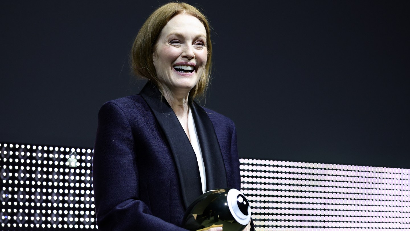 Julianne Moore Terima Golden Icon Award Zurich, Pidato Pakai Bahasa Jerman