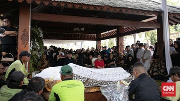 Guruh Soekarnoputra Dimakamkan, Keluarga dan Kerabat Lepas Jenazah dari Rumah Duka