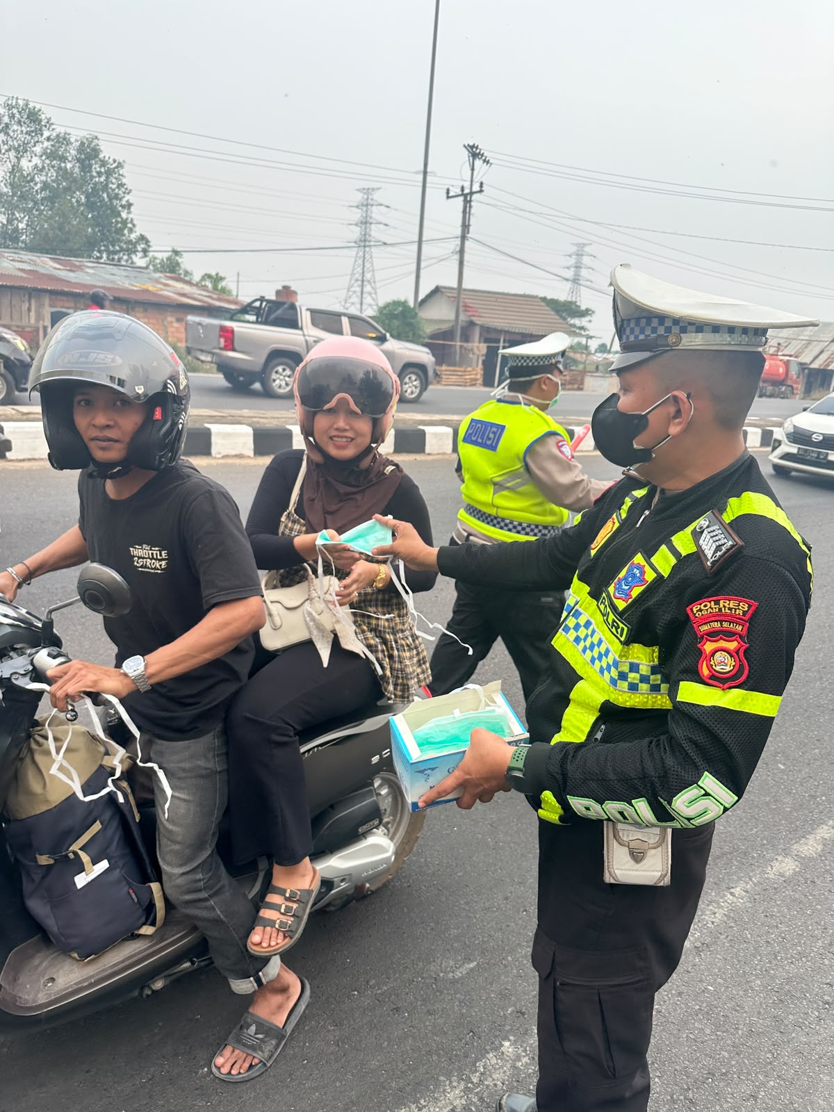 Satlantas Polres Ogan Ilir Bagikan Masker Gratis ke Pengendara di Tengah Kabut Asap Karhutla