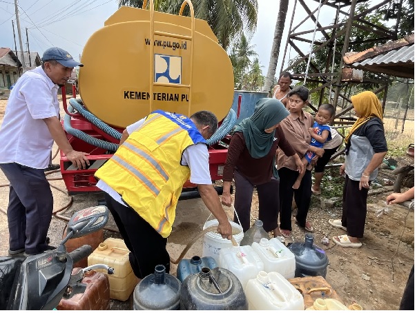 Kementerian PU Salurkan 127.250 Liter Air Bersih ke 3.956 KK Terdampak Kekeringan di Bangka Belitung