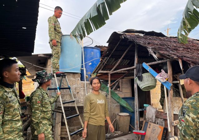Prajurit Yonif TP 946/DM Salurkan Air Bersih ke Rumah Warga Dusun Panganak, Bangka Barat