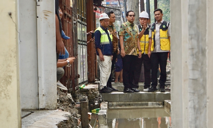 Wali Kota Medan Rico Waas Tinjau Drainase Gaperta di Tengah Hujan, Saluran Diperbesar Jadi 120 Cm
