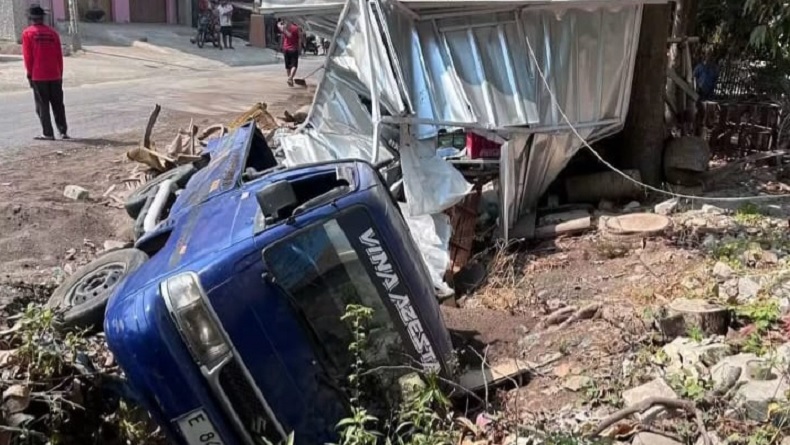 Pikap Ditabrak Truk Tangki di Indramayu, Kios Potong Rambut Ikut Rusak