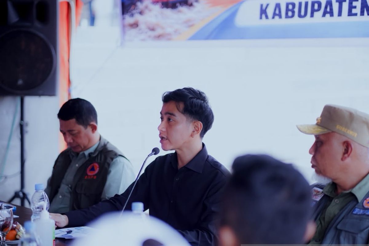 Wapres Gibran Tinjau Posko Banjir Bandang Solok, Minta Pembersihan Lumpur dan Keringanan Cicilan Warga Terdampak