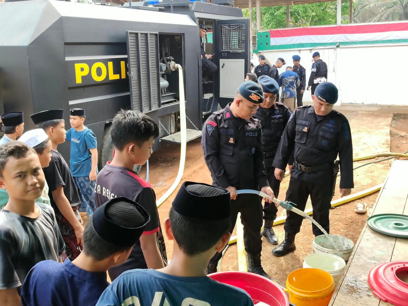 Brimob Polda Jambi Kirim Air Bersih ke Pesantren di Merangin, Bantuan Disalurkan Meski Hujan Mulai Turun