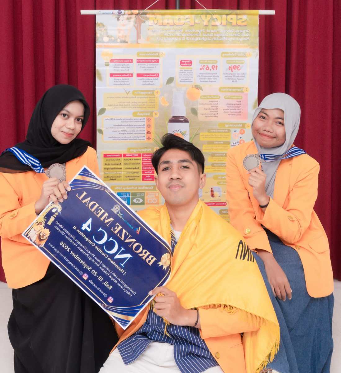 4 Mahasiswa Lintas Fakultas UHO Raih Bronze Medal NCC 4 Bali Lewat Semprotan Kulit Jeruk Peluruh Styrofoam