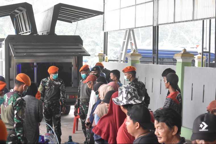 Yon Parako 466 Pasgat Kirim Truk Water Treatment ke Kubu Raya, Hasilkan 4.000 Liter Air Siap Minum per Jam